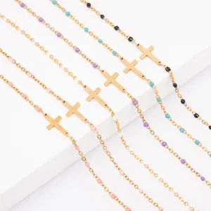 Vue détaillée de bracelets croix en acier inoxydable plaqué or 18 carats et perles