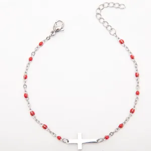 Vue détaillée d'un bracelet en acier inoxydable argenté avec perles en émail rouge