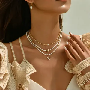 Primer plano detallado de un collar de capas de estilo oceánico con dijes de estrella de mar
