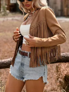 Détail d'une veste en similicuir marron avec de longues franges et des rivets dorés