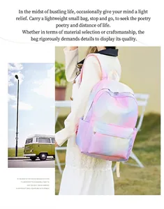 Primo piano di uno zaino sfumato pastello con tonalità tenui di rosa e blu