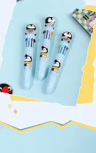 Détail de trois stylos-bille 10 couleurs bleu clair avec motif pingouin pour étudiants.
