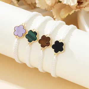 Braccialetti in corda intrecciata bianca fatti a mano con quattro ciondoli a fiore colorati