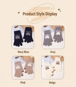 Collection de quatre couleurs de gants d'hiver tricotés avec motif de pattes mignon