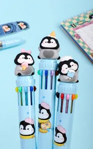 Gros plan de figurines de pingouin sur stylos à 10 couleurs pour le bullet journal