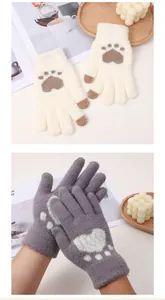 Gros plan détaillé montrant la texture et le motif de patte de chat des gants tactiles
