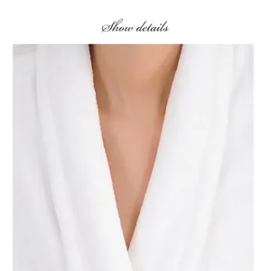 Primer plano del cuello de un albornoz de franela blanca que muestra la textura suave