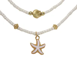 Primer plano detallado del collar de estilo marino con estrella de mar y concha.
