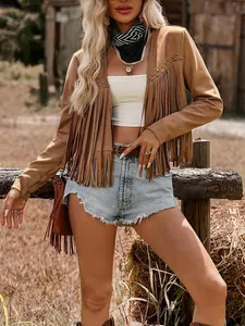 Détail d'une veste hippie en faux daim marron avec de longues franges et des rivets