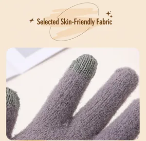 Vue macro montrant la texture douce et les pointes tactiles des gants en tricot