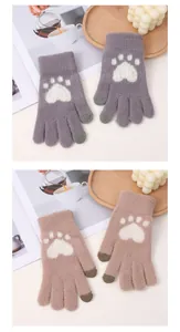 Vue détaillée du motif de patte mignon sur les gants tactiles en peluche tricotés en 2 couleurs