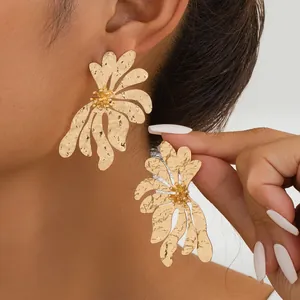 Orecchini a Bottone a Fiore Irregolare in Lega Minimalista per Donna Orecchini Floreali Geometrici Placcati in Oro Martellato Regalo Gioielli di Moda