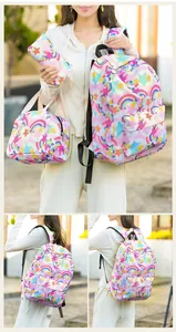 Vista detallada del juego de mochila de tres piezas con estampado de estrellas y arcoíris