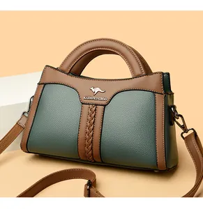 Detailansicht einer eleganten grün-braunen Handtasche aus Kunstleder mit Känguru-Motiv