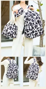 Vista de estilo de vida del juego de 3 mochilas con estampado de vaca desde varios ángulos.