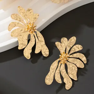 Eleganti orecchini a lobo a fiore irregolare in oro martellato dal look minimalista