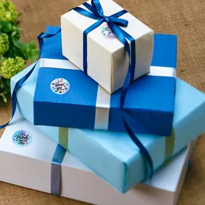 Nahaufnahme von runden holografischen 1-Zoll-Dankeschön-Etiketten auf Geschenkboxen