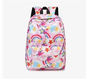 Detalle de los vibrantes patrones de estrellas y arcoíris en una mochila escolar rosa