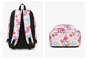 Vista detallada de la espalda y base de la mochila rosa con estampado de arcoíris y estrellas