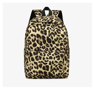 Vista frontal de mochila escolar de gran capacidad con elegante estampado de leopardo