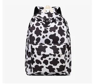 Vista frontal detallada de una mochila escolar informal con estampado de vaca blanco y negro
