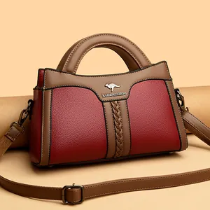 Elegante Handtasche aus rotem und braunem Leder mit Känguru-Logo und Tragegriffen oben