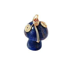 Pendentif champignon en pierre naturelle avec enroulement décoratif de fil doré chic