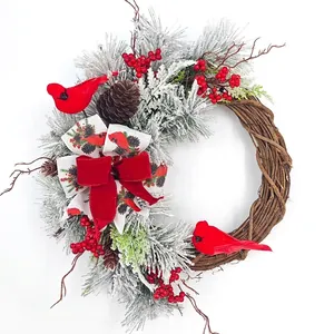 Ghirlanda di Natale con pino floccato, bacche rosse e cardinali, diametro 45 cm