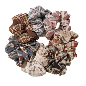 Lot de chouchous en tissu à carreaux de diverses couleurs sur fond blanc pour la coiffure