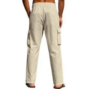 Rückansicht einer atmungsaktiven Herren-Cargo-Hose in Khaki mit mehreren Taschen und weitem Schnitt