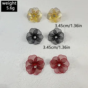 Détails de taille et poids des boucles d'oreilles fleurs en or, noir et rouge.