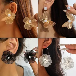 Boucles d'oreilles élégantes en résille avec fleurs et papillons, or, argent, noir.