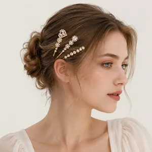 Gros plan d'un ensemble de barrettes dorées avec strass porté sur un mannequin.