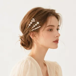 Ensemble d'épingles à cheveux de luxe en or avec cœur et strass pour femmes sur modèle