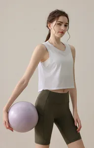 Vue détaillée d'un débardeur de sport en mesh blanc et d'un short de yoga olive