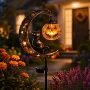 Dettaglio paletto da giardino Halloween con gatto nero sulla luna e lanterna zucca.