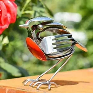 Scultura artistica di uccello in metallo fatta di posate per decorazioni da giardino.