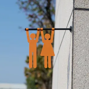 Decorazione creativa da appendere con sagome arancioni uomo e donna per parete