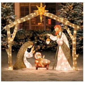 Dettaglio presepe luminoso da esterno con Sacra Famiglia e arco con stella