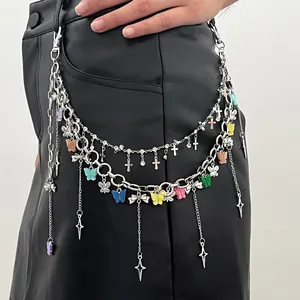 Dettaglio di catena per pantaloni argento multistrato con farfalle colorate e croci