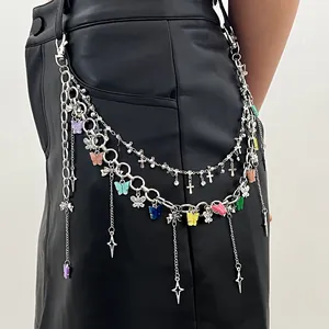Dettaglio catena da vita in argento a più strati con farfalle colorate e croci pendenti