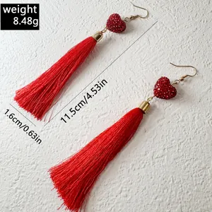 Vue détaillée de boucles d'oreilles pendantes cœur rouge avec poids et dimensions