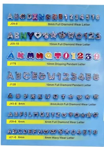Vista dettagliata di vari charm fai-da-te con strass e smalto, lettere e numeri 10mm.