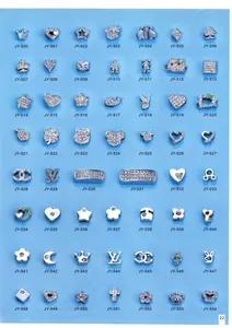 Pagina di catalogo che mostra vari ciondoli per gioielli fai-da-te in lega con strass.