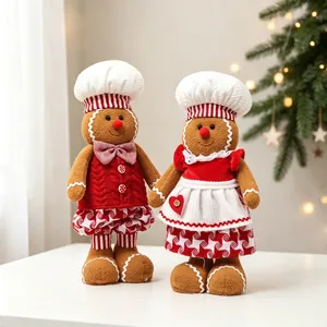 Une paire de poupées en peluche bonhomme de pain d'épice dans un décor de Noël chaleureux