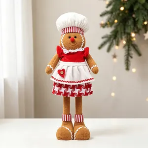 Détail d'une peluche de bonhomme de pain d'épices en tenue de chef pour déco Noël