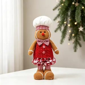Vue détaillée d'une jolie peluche de bonhomme de pain d'épices chef sur table blanche
