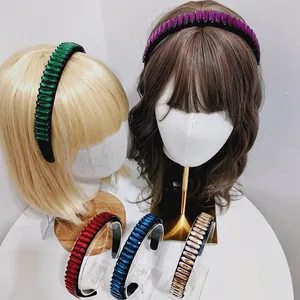 Serre-tête coréen élégant avec strass verticaux colorés sur têtes de mannequin.