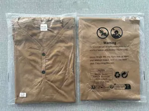 Vue détaillée de l'emballage du t-shirt à col en V pour homme et de l'étiquette