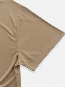 Gros plan de la manche d'un T-shirt kaki pour homme montrant les coutures et la texture.